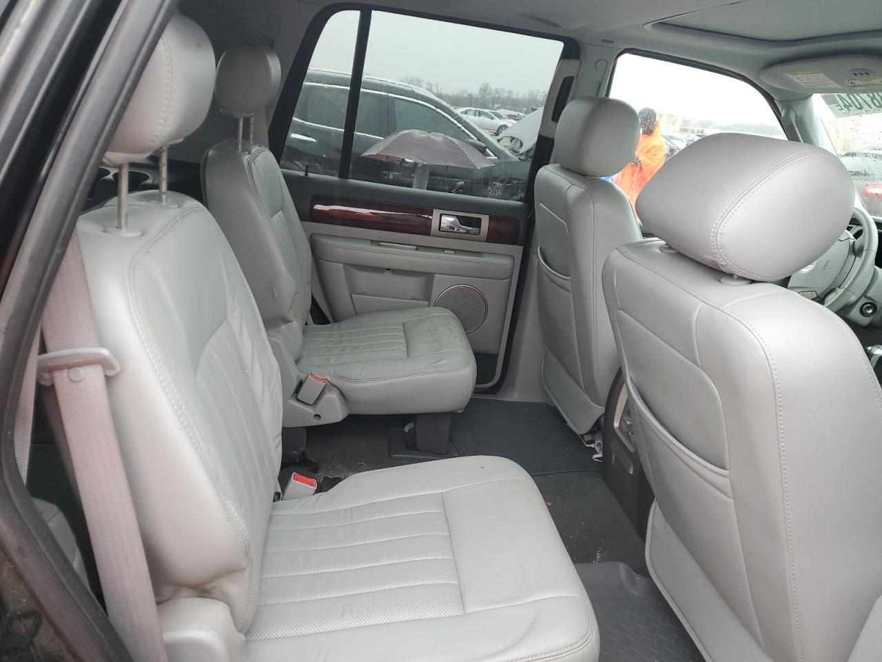 2005 Lincoln Navigator - Image 11