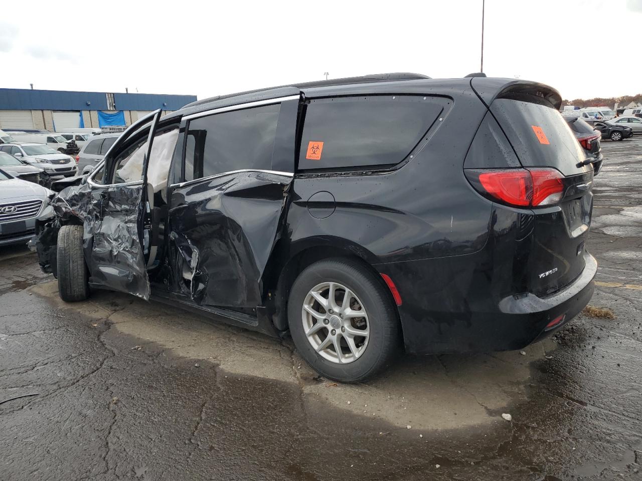 2020 Chrysler Voyager - Image 2