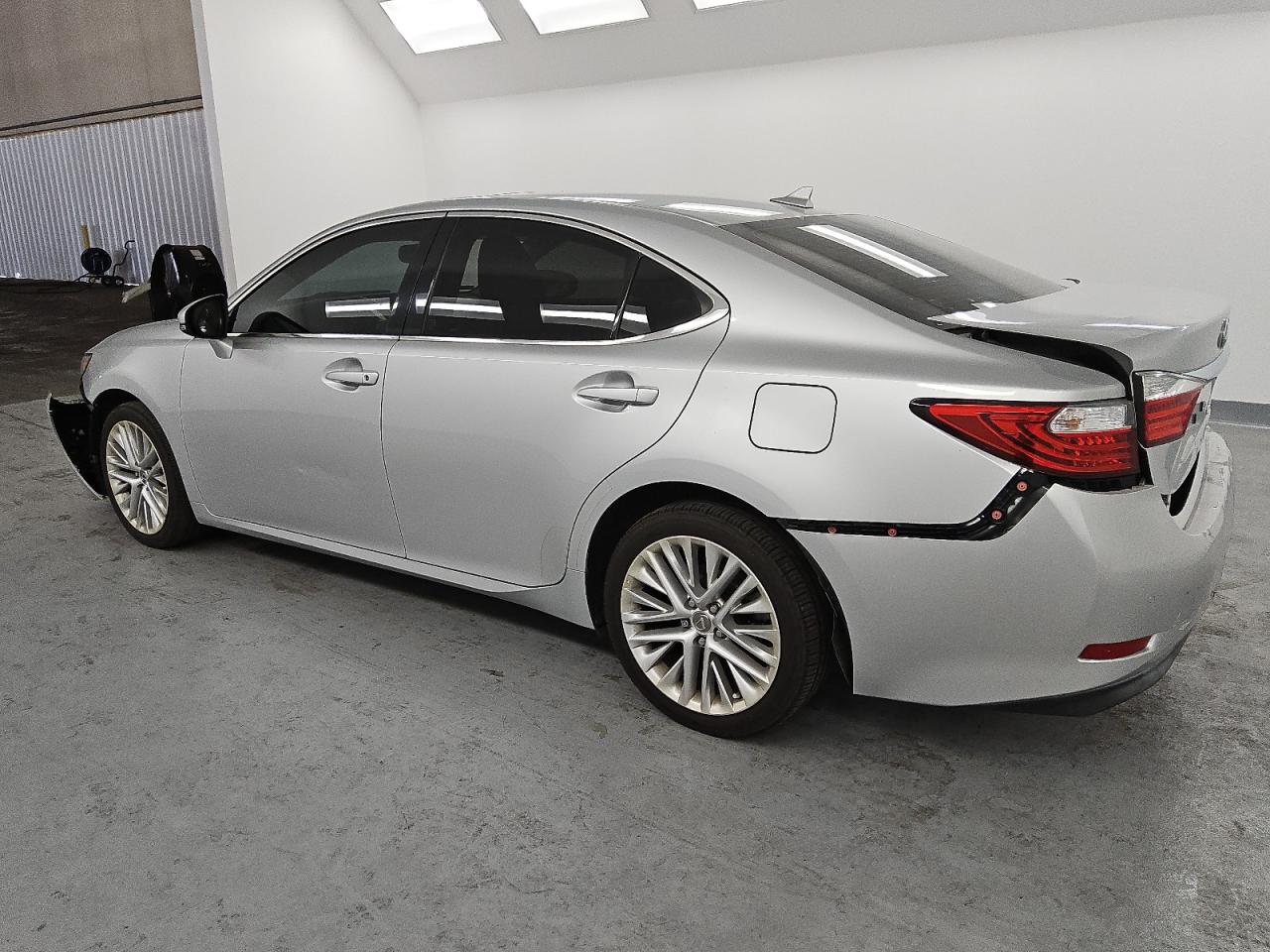 2014 Lexus ES - Image 2