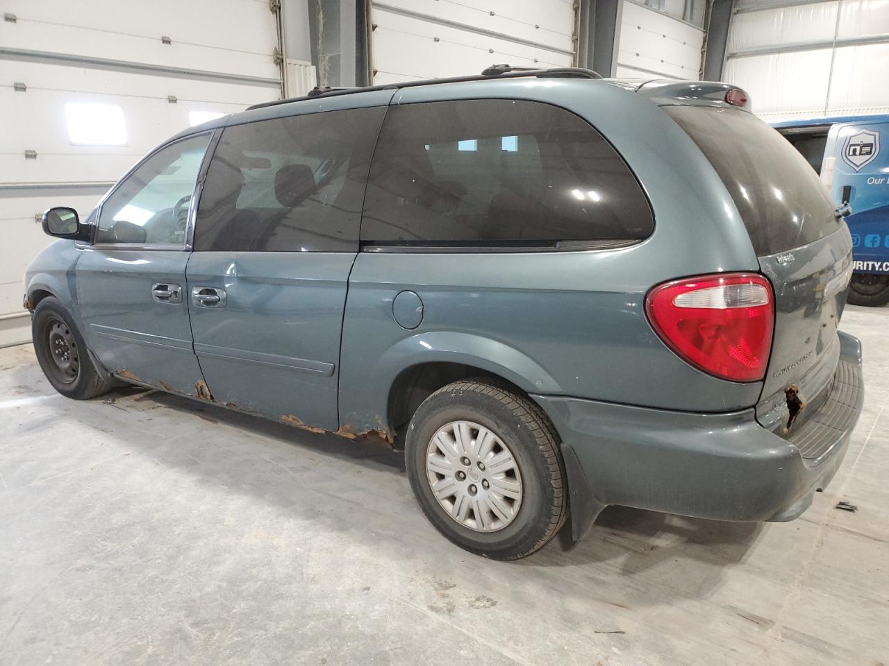 2006 Chrysler Town & Country - Image 2