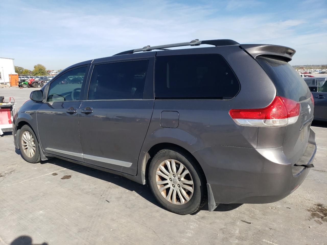 2013 Toyota Sienna - Image 2