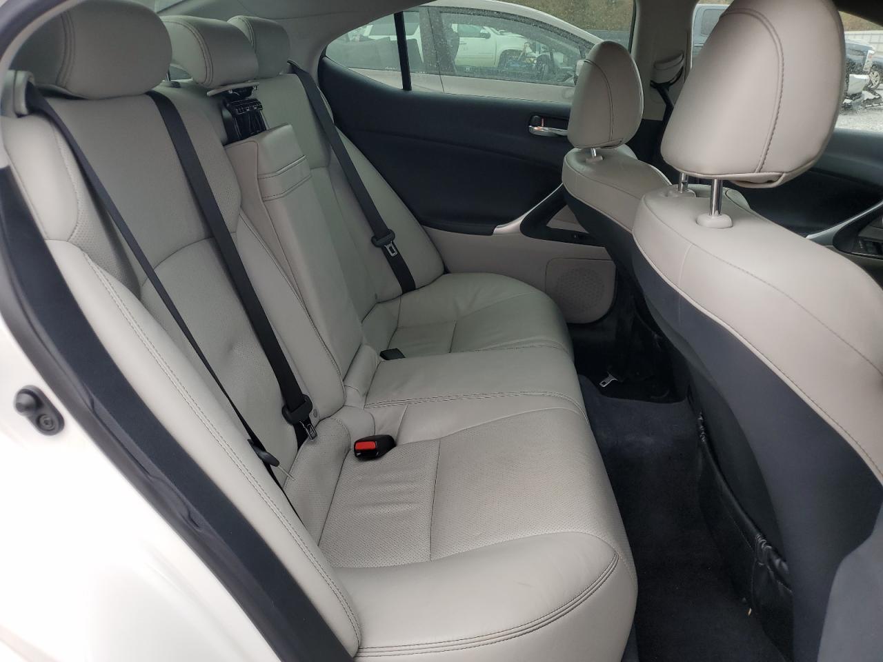 2010 Lexus IS - Image 10