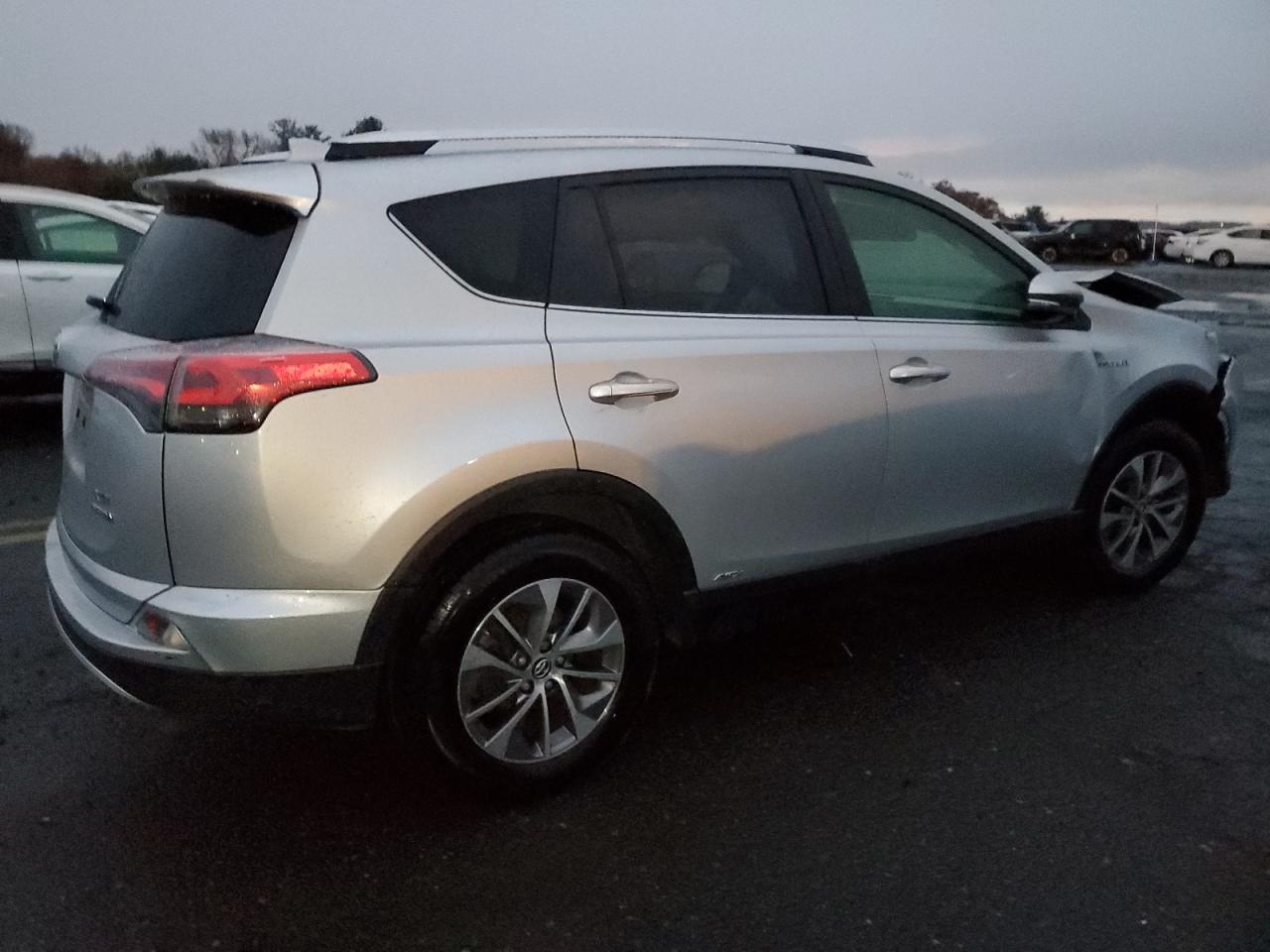 VIN JTMRJREV0GD016389 2016 TOYOTA RAV4 no.3