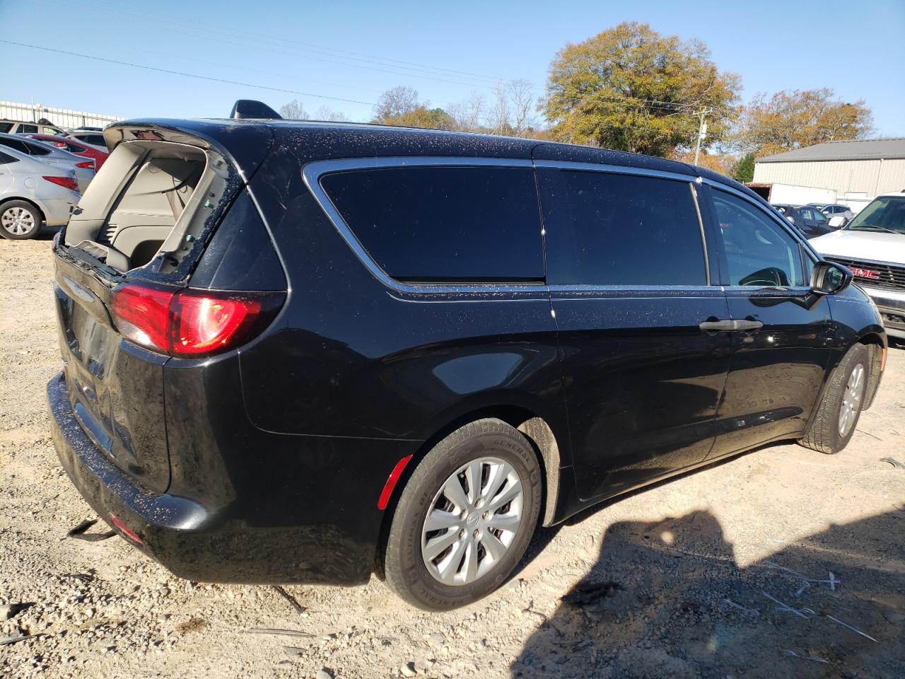 2020 Chrysler Voyager - Image 3