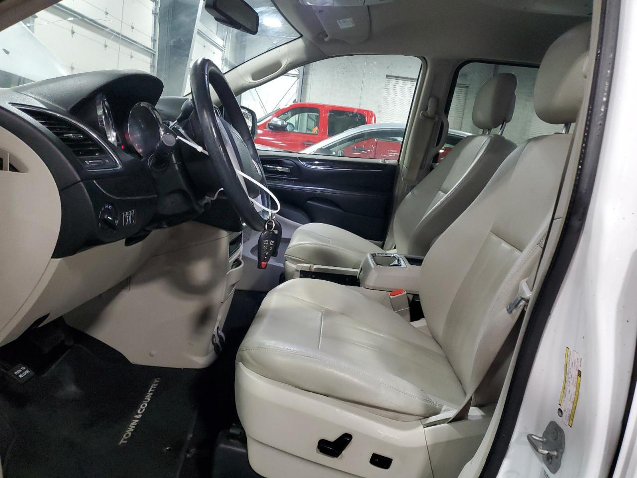 2016 Chrysler Town & Country - Image 7