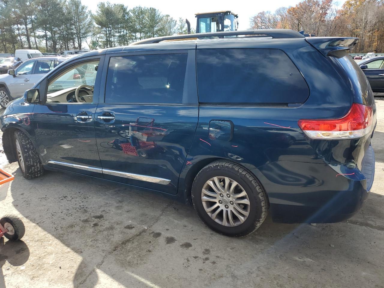 2012 Toyota Sienna - Image 2