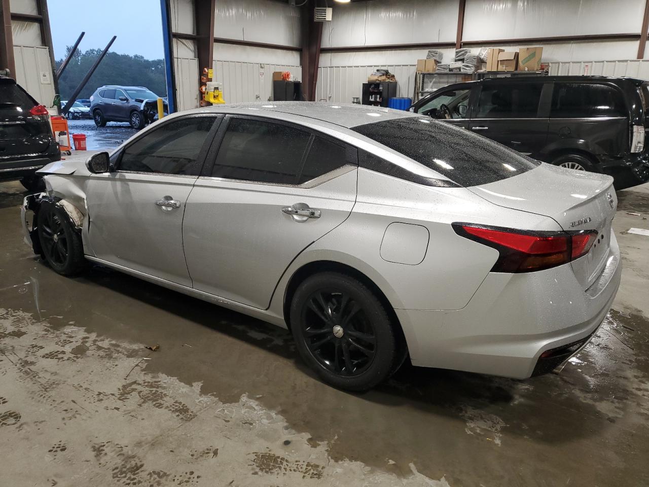 2020 Nissan Altima - Image 2