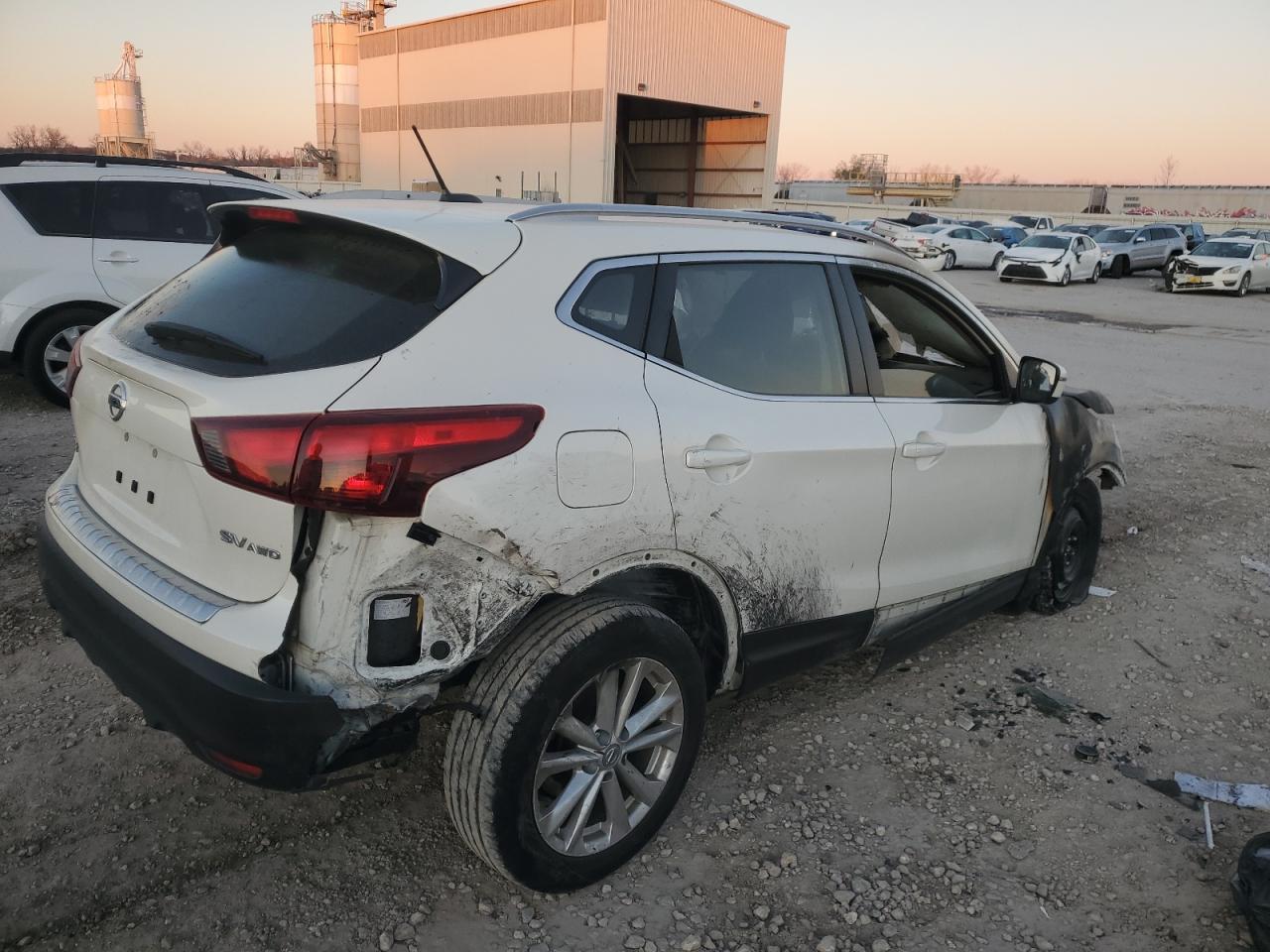 2017 Nissan Rogue - Image 3
