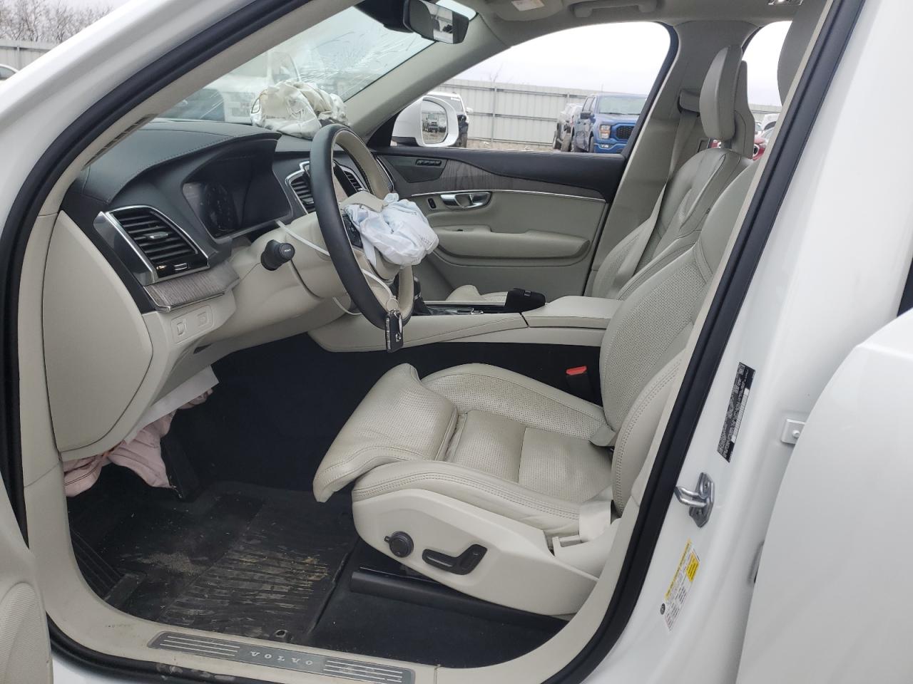 2022 Volvo XC90 - Image 7
