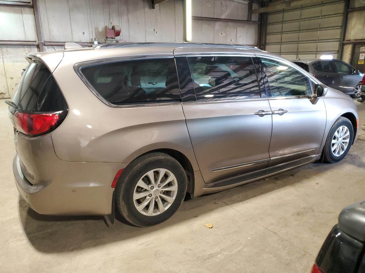 2018 Chrysler Pacifica - Image 3