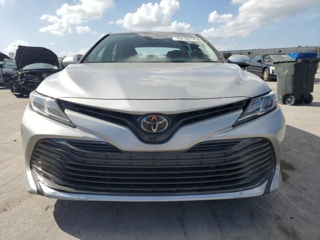  TOYOTA CAMRY 2018 Srebrny