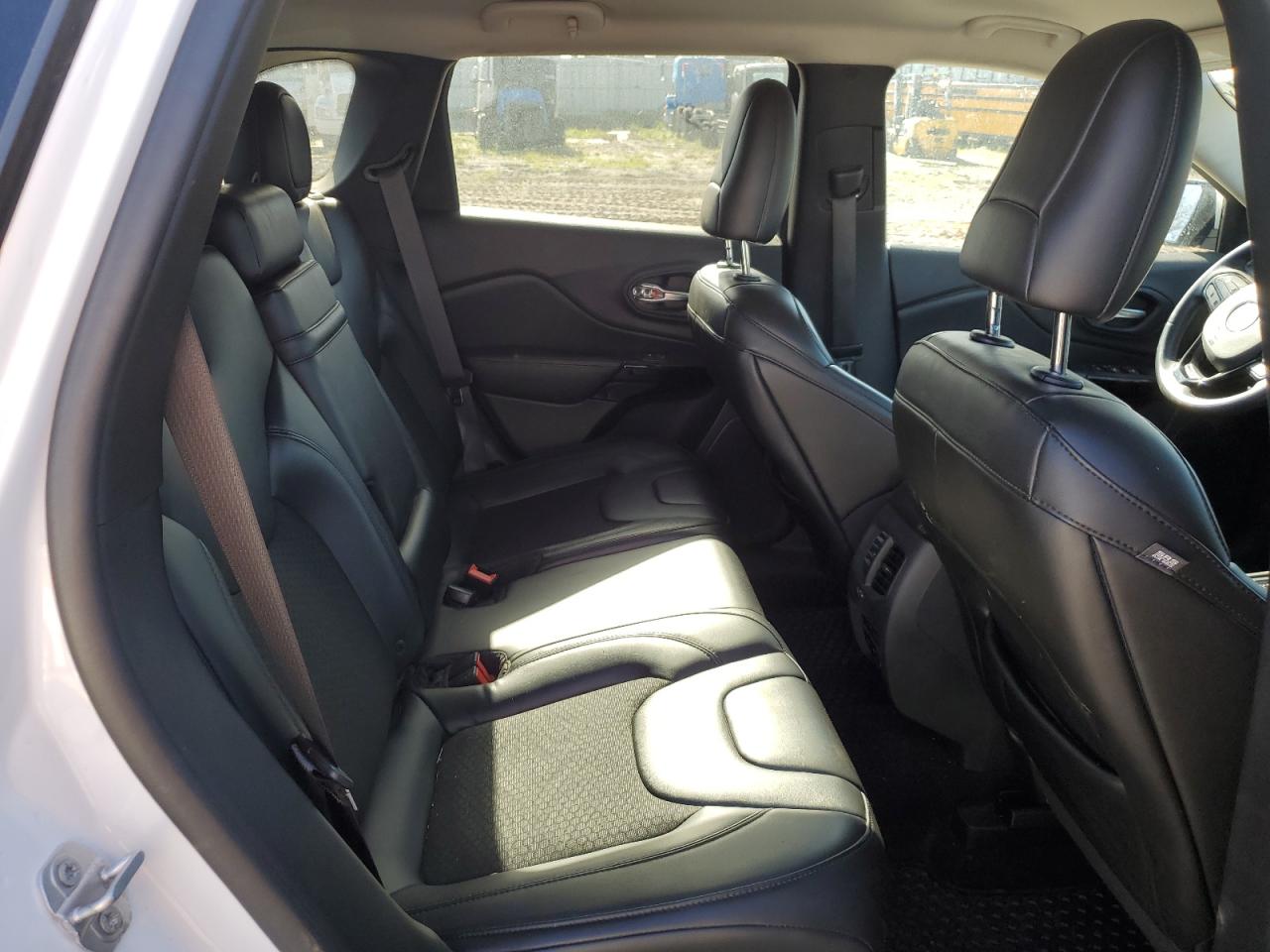 2019 Jeep Grand Cherokee - Image 11