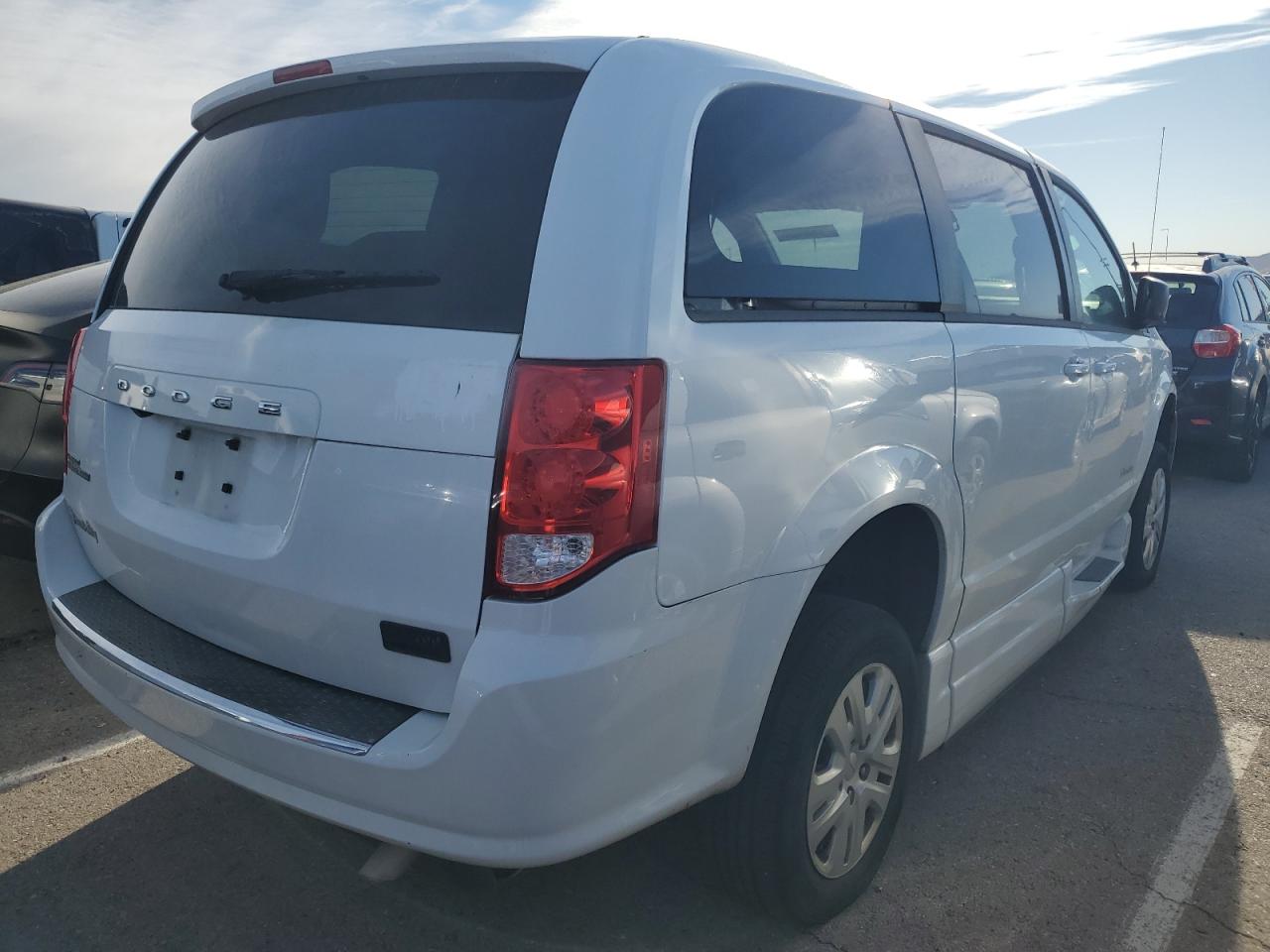 VIN 2C4RDGBG8JR232433 2018 DODGE CARAVAN no.3