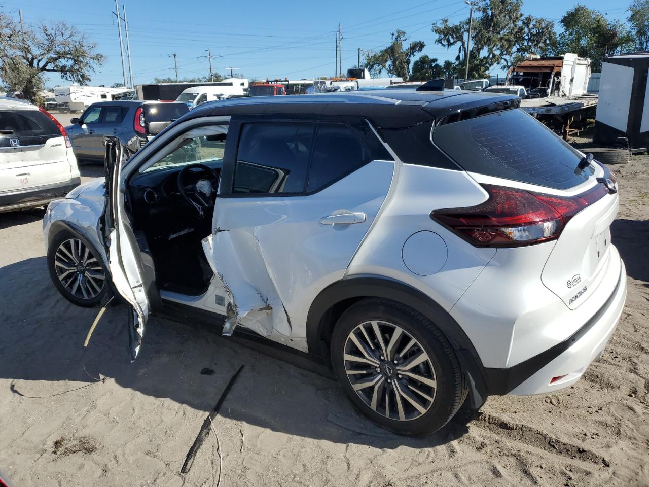 2022 Nissan Kicks - Image 2
