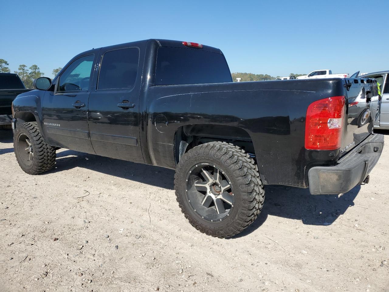 2007 Chevrolet Silverado - Image 2