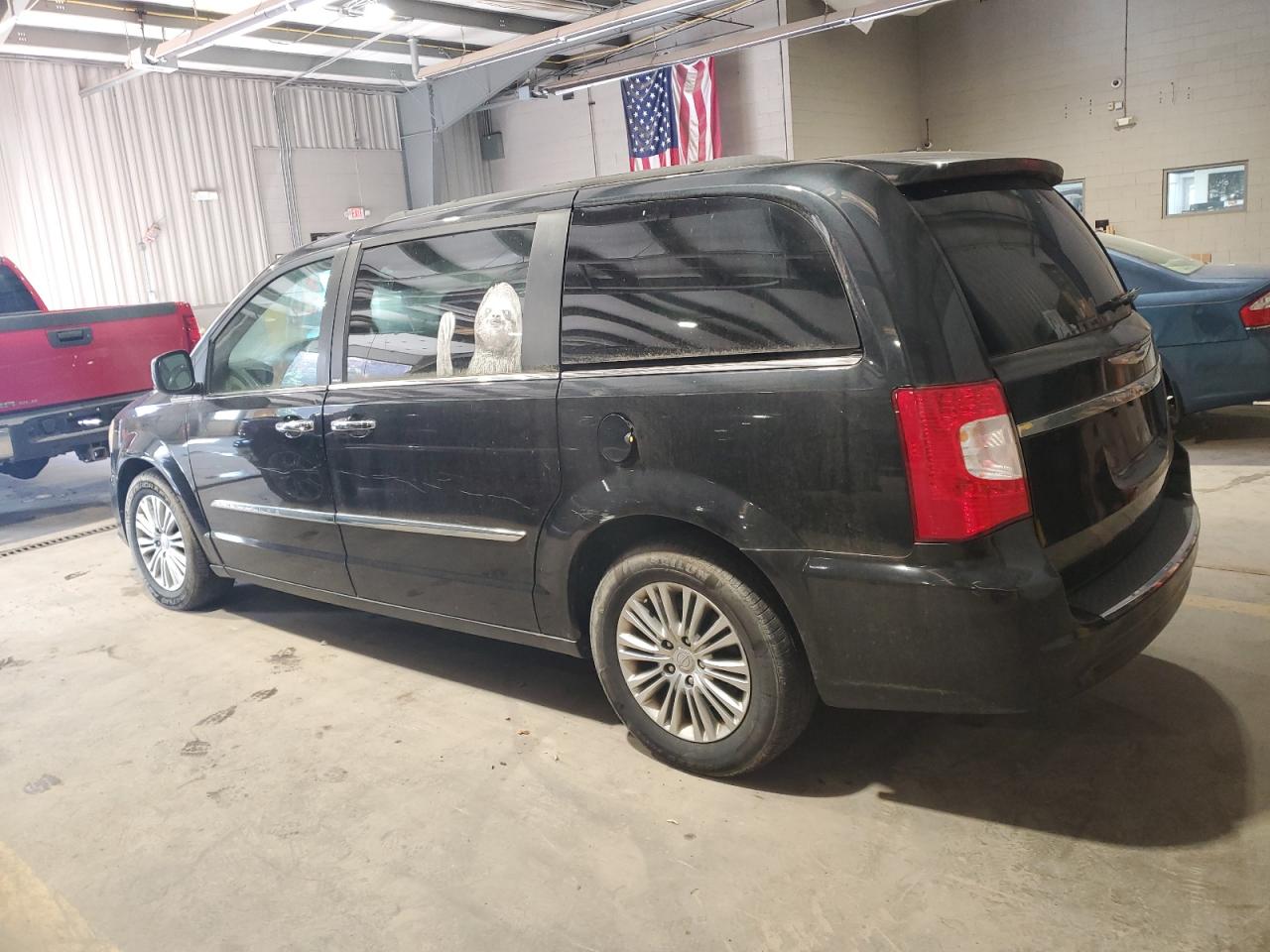 2013 Chrysler Town & Country - Image 2