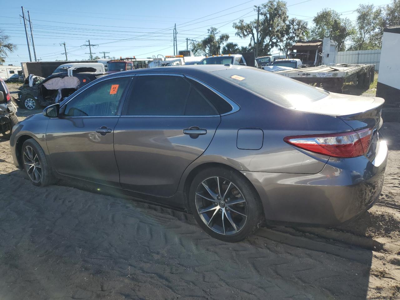 4T1BF1FK1GU585658 2016 TOYOTA CAMRY - Image 2