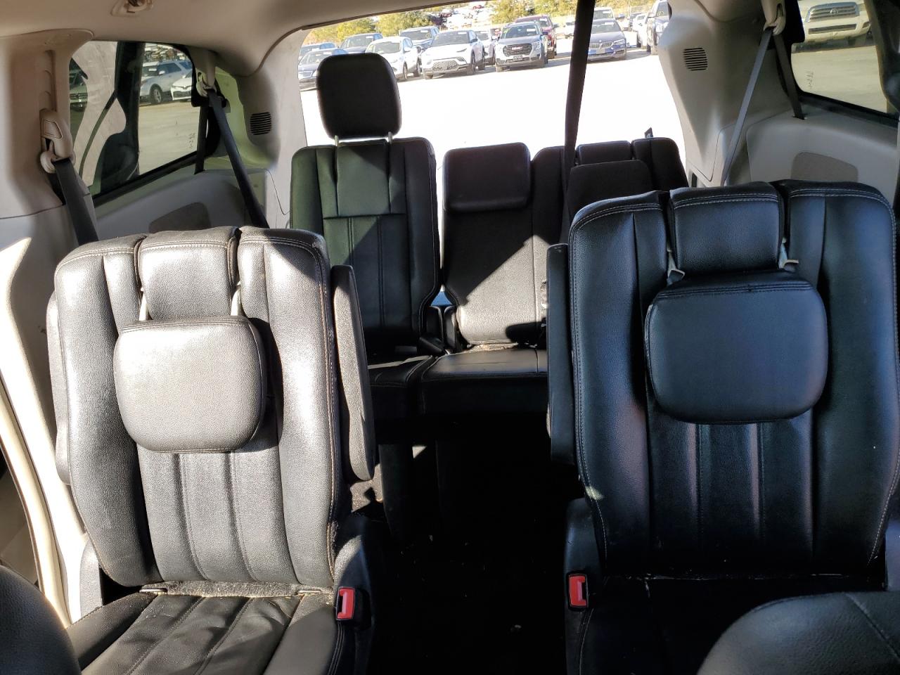 2015 Chrysler Town & Country - Image 10