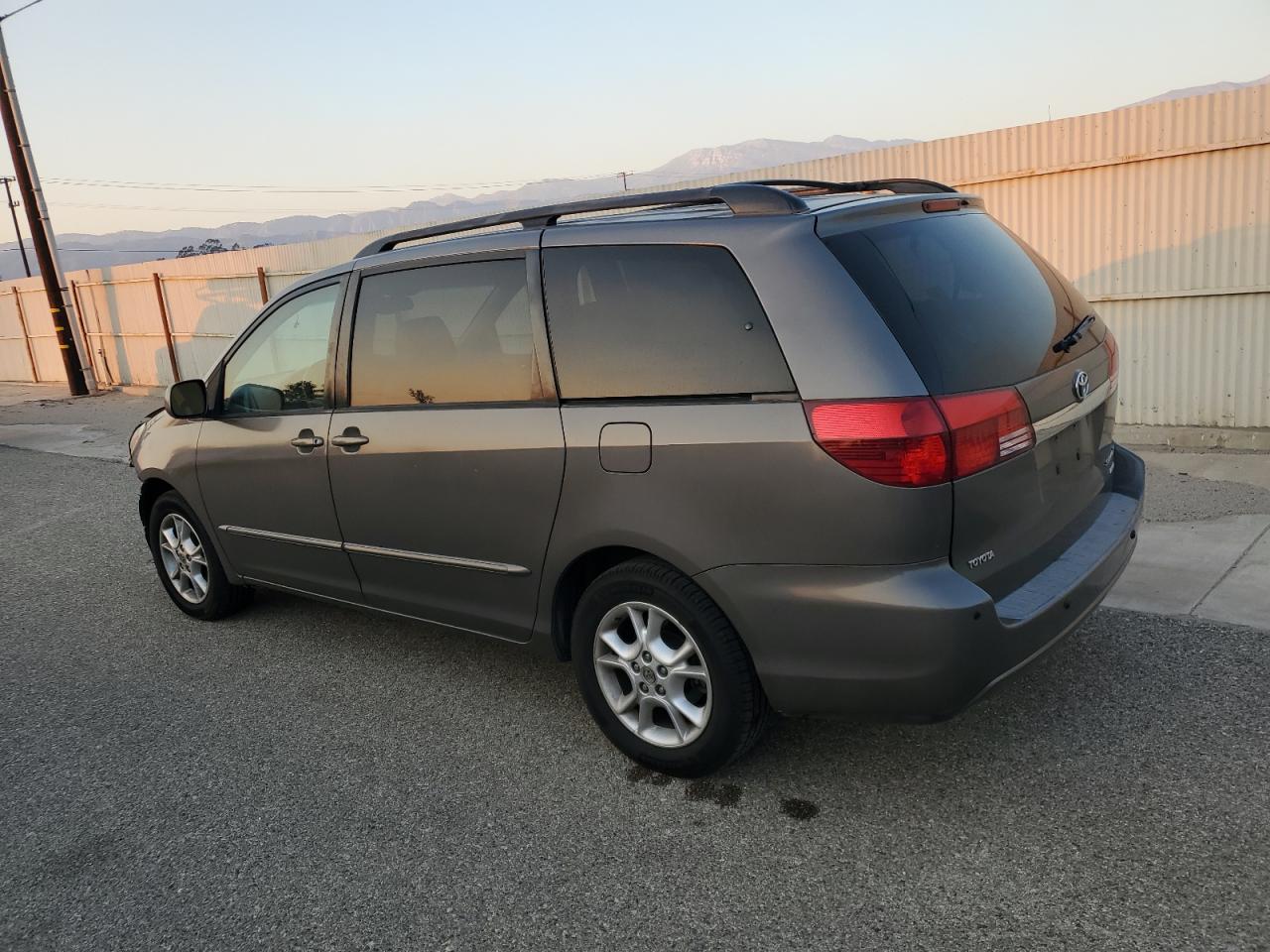 2005 Toyota Sienna - Image 2