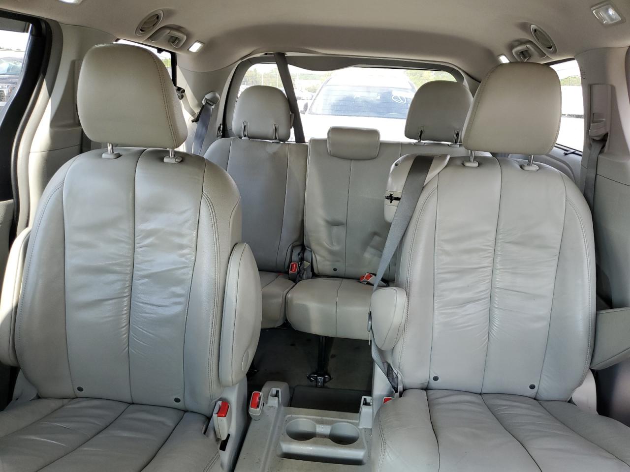 2012 Toyota Sienna - Image 10