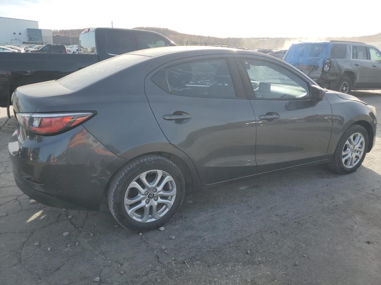 VIN 3MYDLBYV4HY157389 2017 TOYOTA YARIS no.3