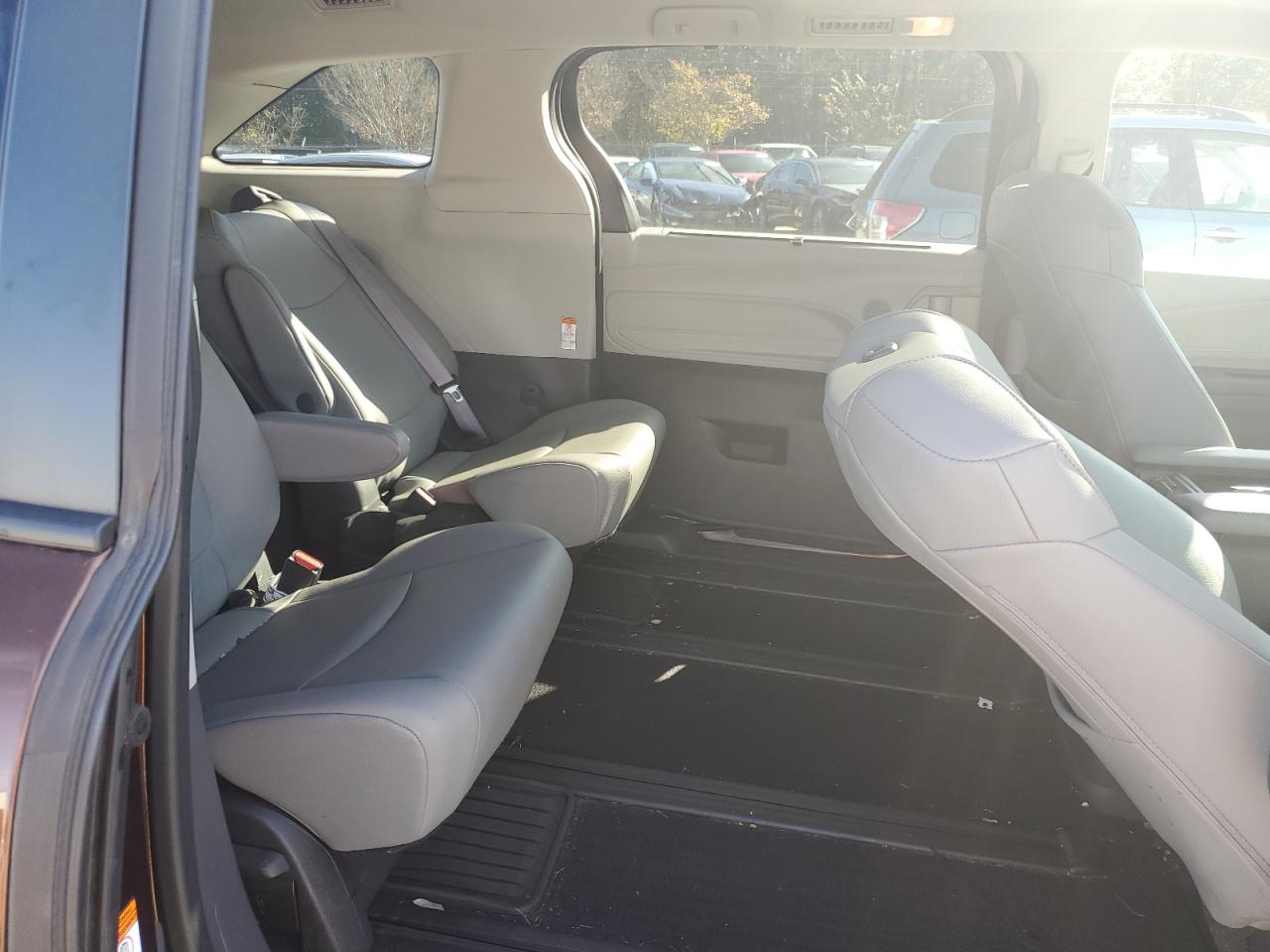 2022 Toyota Sienna - Image 11