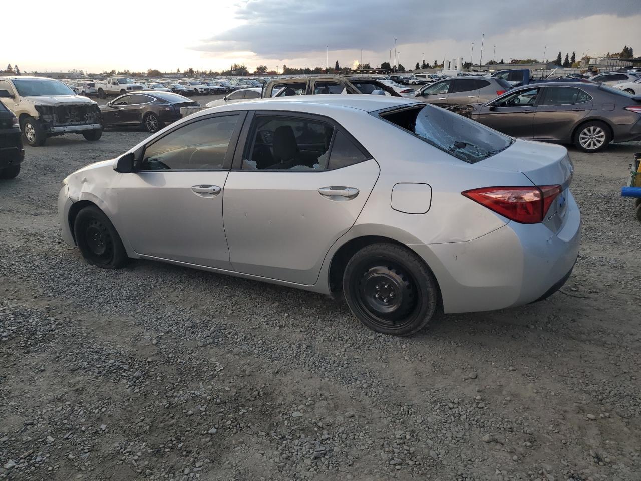 VIN 2T1BURHE0JC102102 2018 TOYOTA COROLLA no.2