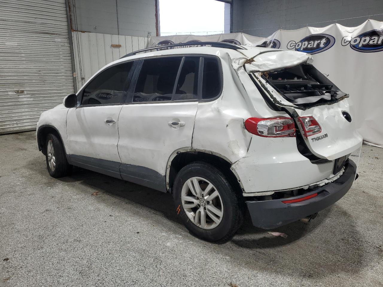 2017 Volkswagen Tiguan - Image 2