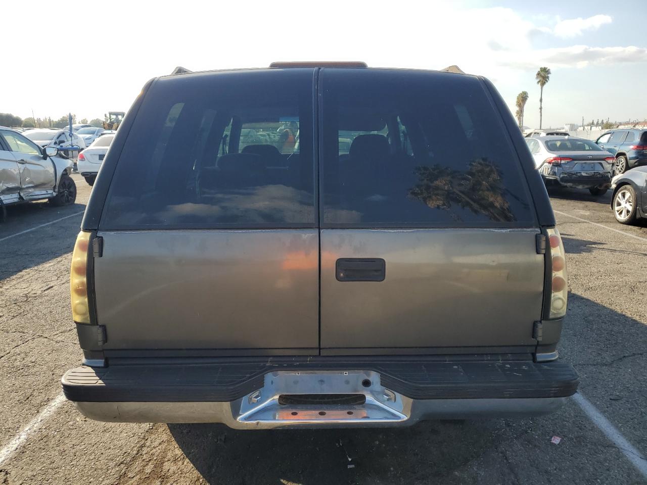 1999 Chevrolet Tahoe C1500 VIN: 1GNEC13R8XJ460290 Lot: 81186124