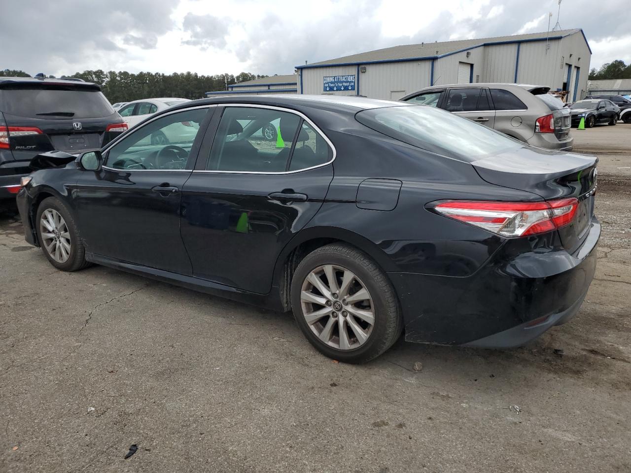 VIN 4T1B11HK3JU633518 2018 TOYOTA CAMRY no.2