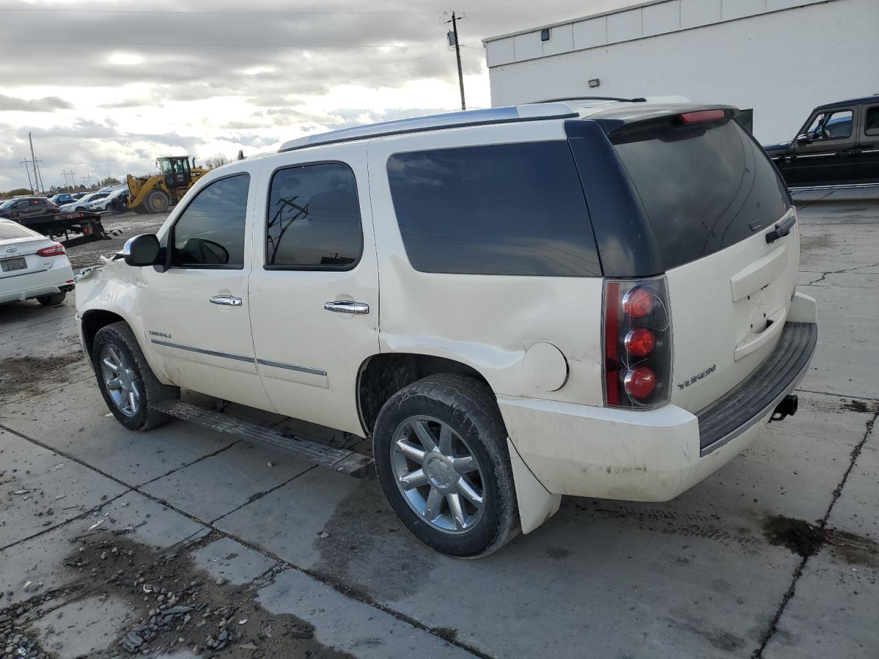 2014 GMC Yukon - Image 2