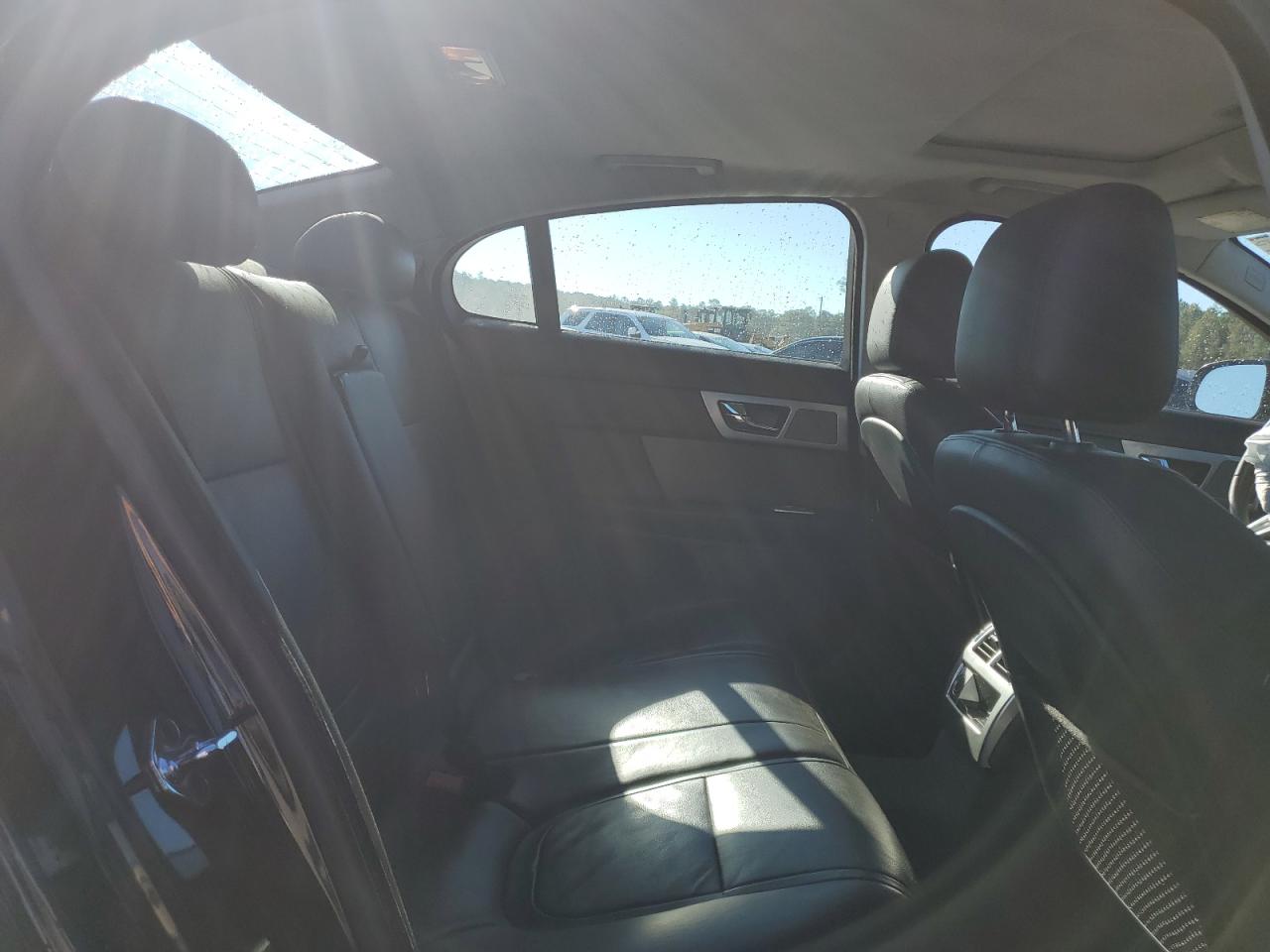 2013 Jaguar XF - Image 10