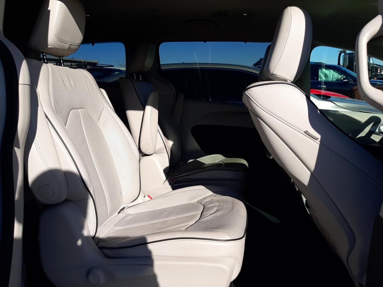 2018 Chrysler Pacifica - Image 11