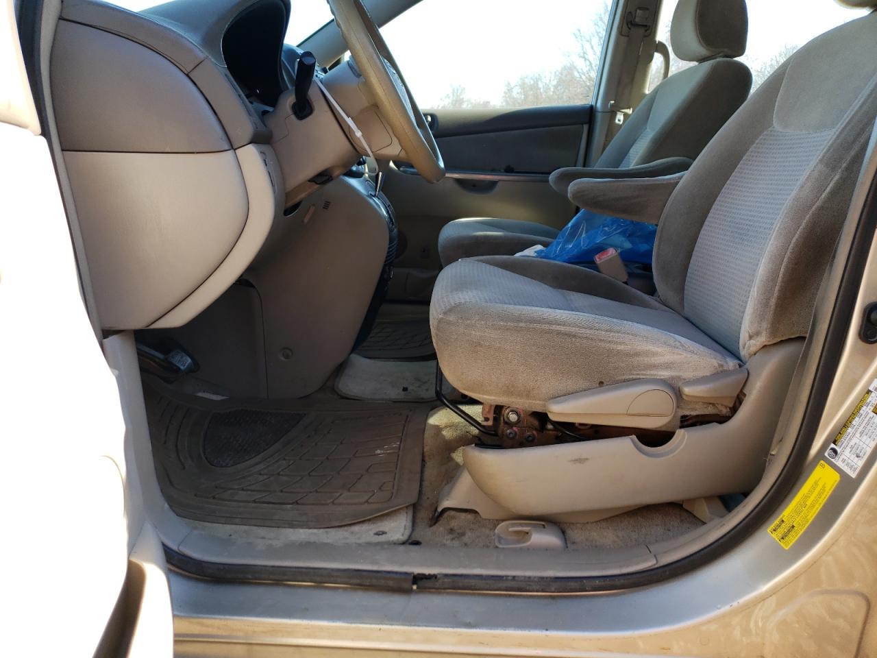 2010 Toyota Sienna - Image 7