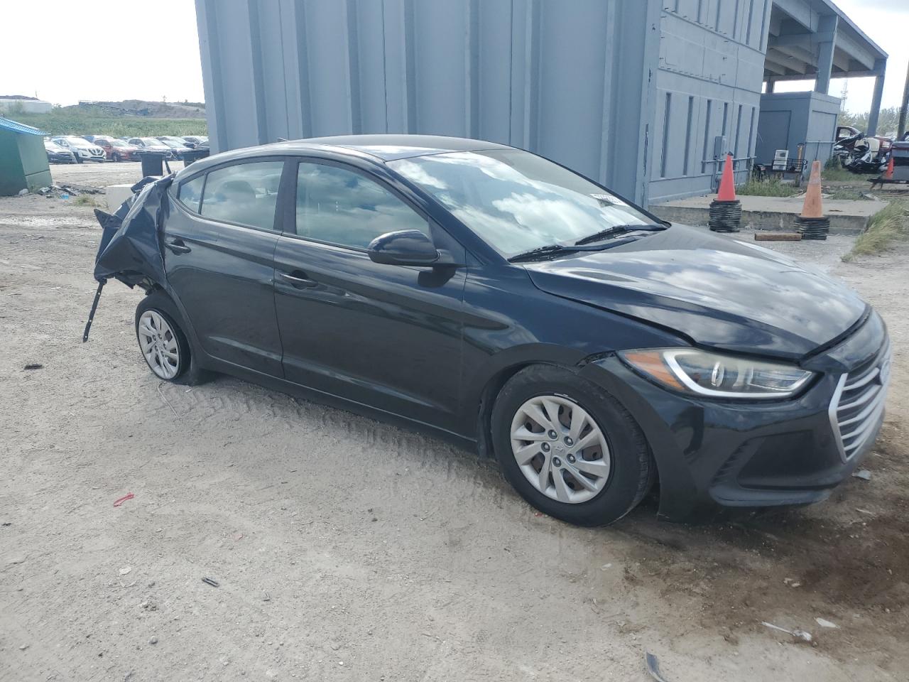 2017 Hyundai Elantra - Image 4