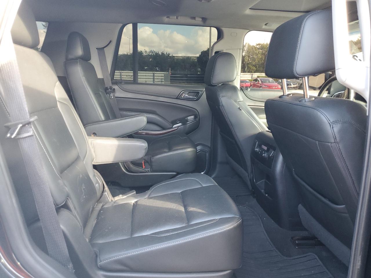 2020 GMC Yukon - Image 12