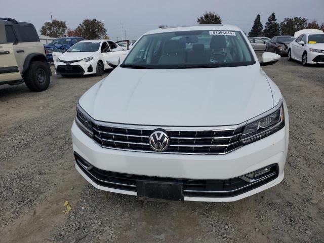  VOLKSWAGEN PASSAT 2018 Белы