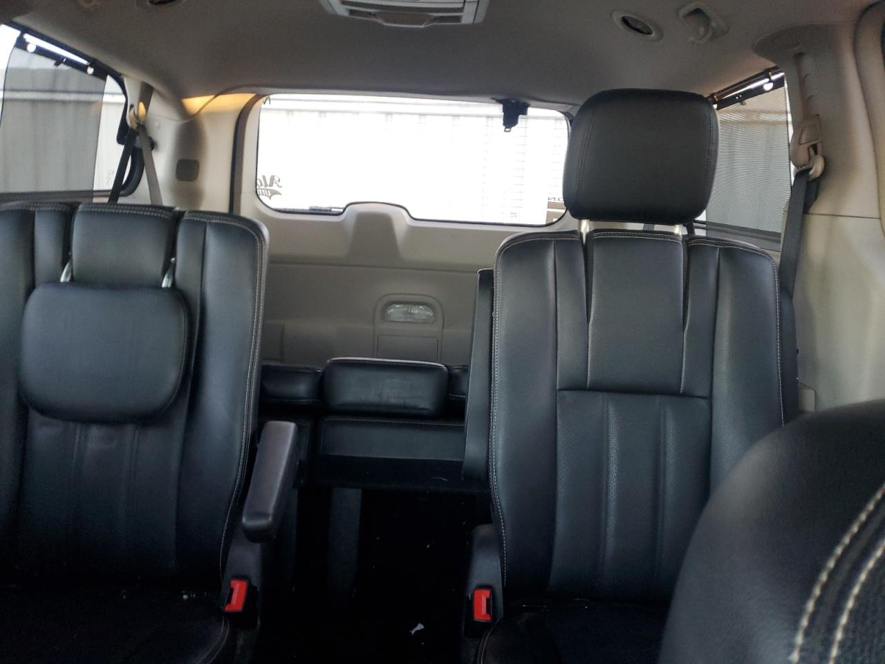 2015 Chrysler Town & Country - Image 10