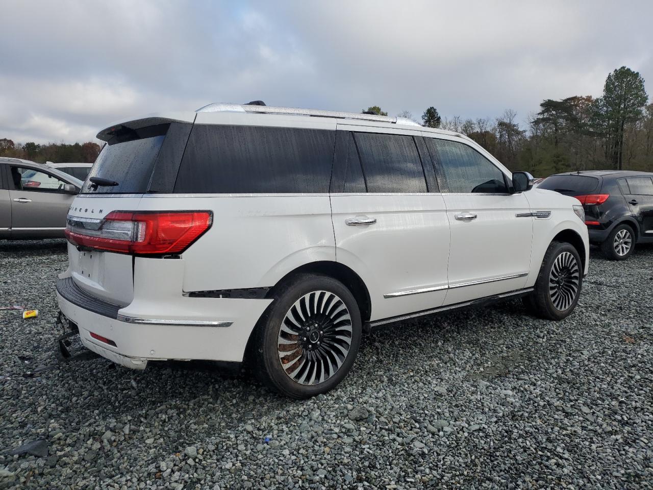 VIN 5LMJJ2TT6KEL17184 2019 LINCOLN NAVIGATOR no.3