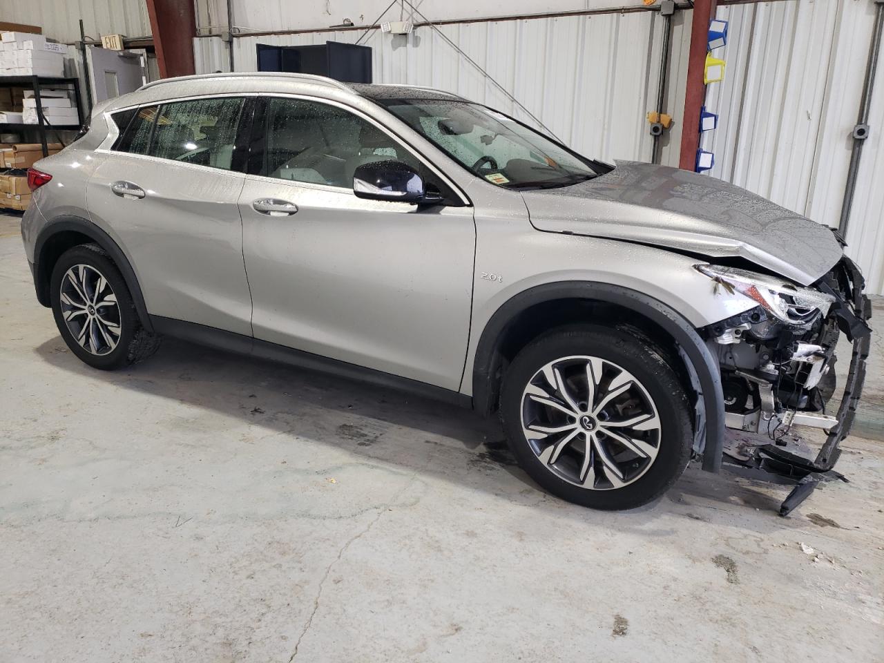 VIN SJKCH5CR6HA018874 2017 INFINITI QX30 no.4