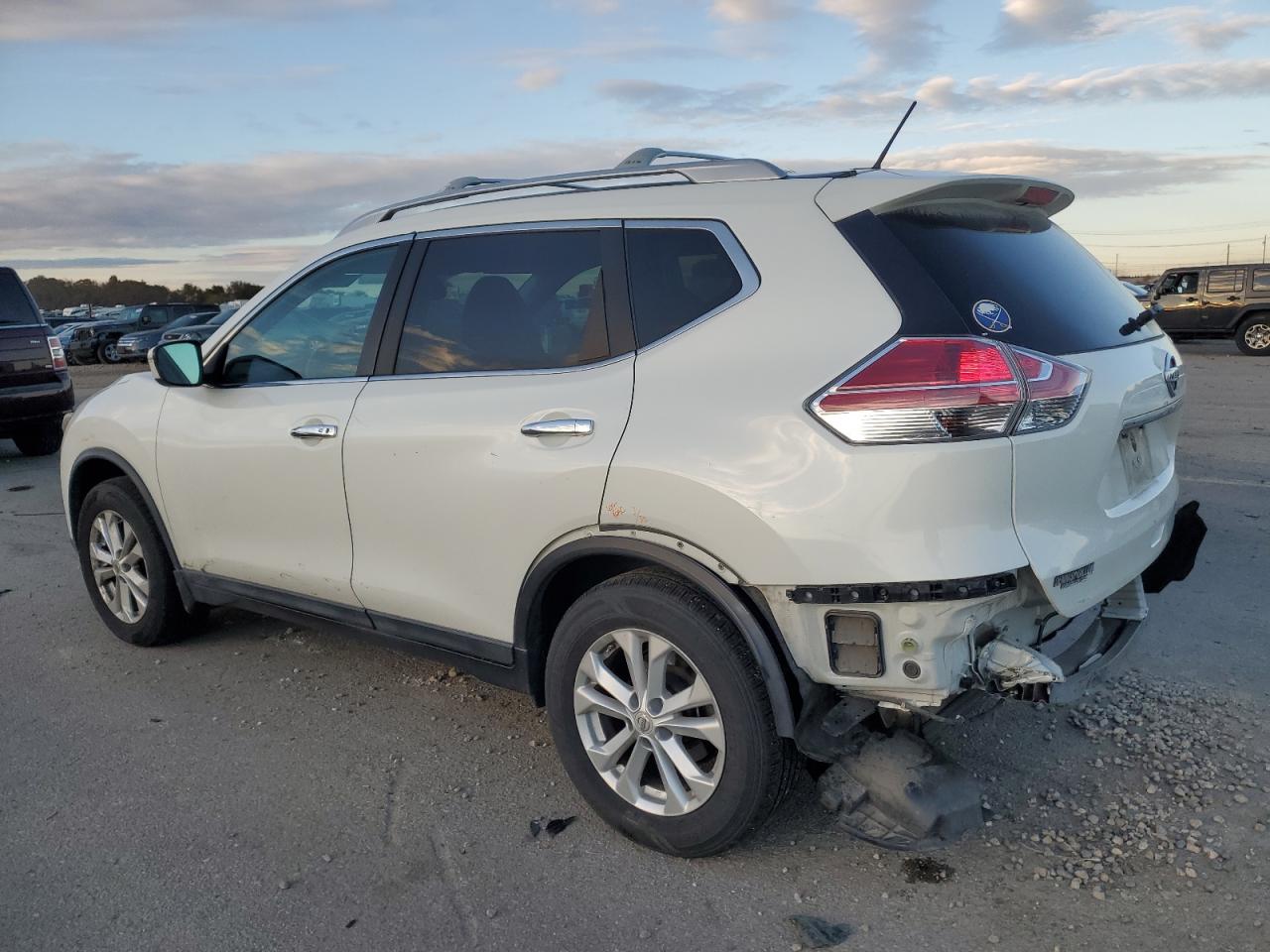 2015 Nissan Rogue - Image 2