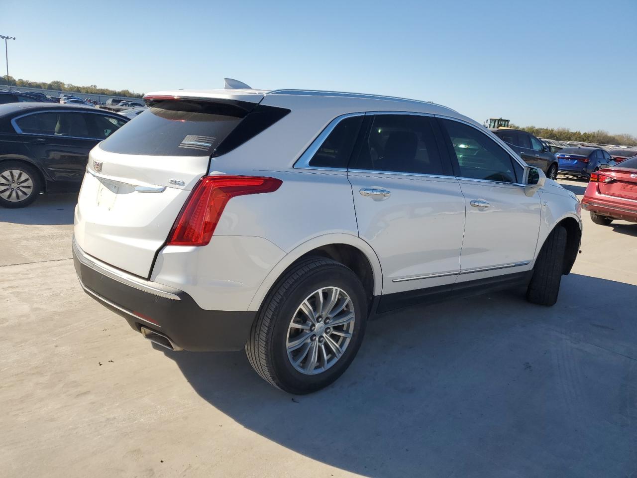 VIN 1GYKNCRS7KZ124050 2019 CADILLAC XT5 no.3