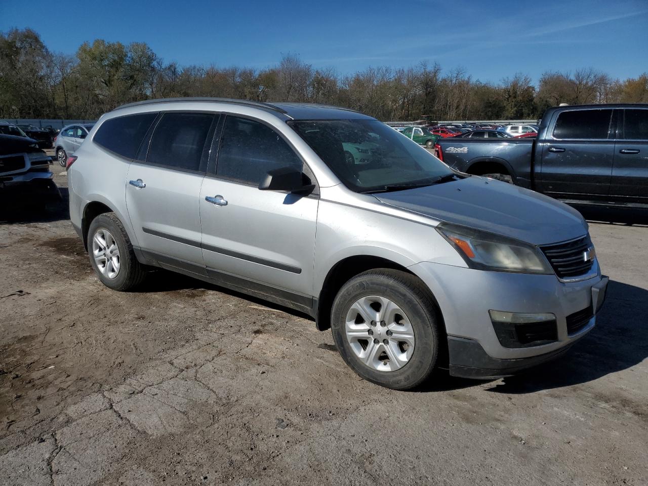 VIN 1GNKRFED5FJ152203 2015 CHEVROLET TRAVERSE no.4