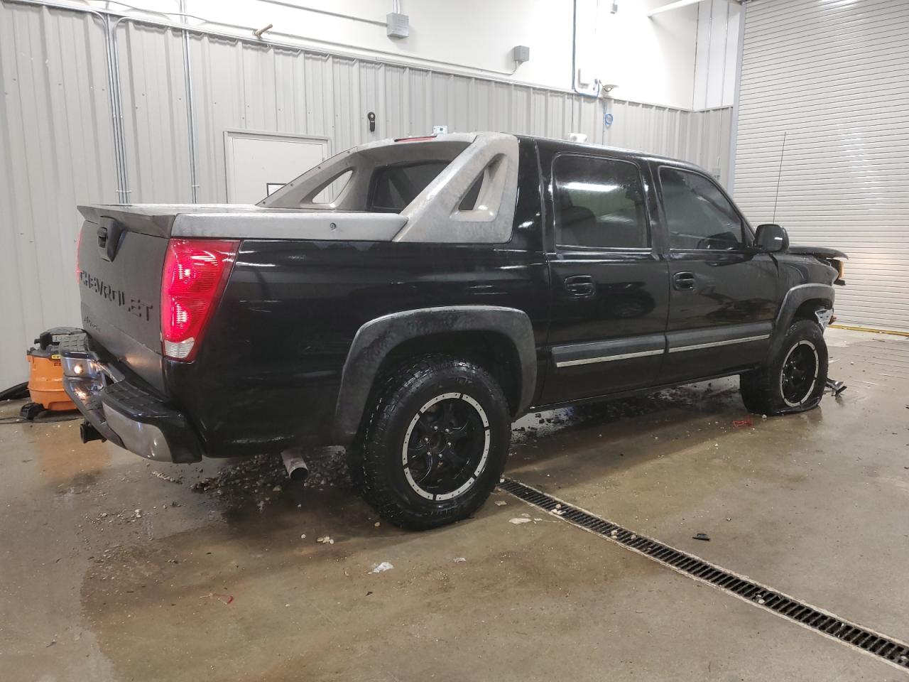 2003 Chevrolet Avalanche - Image 3