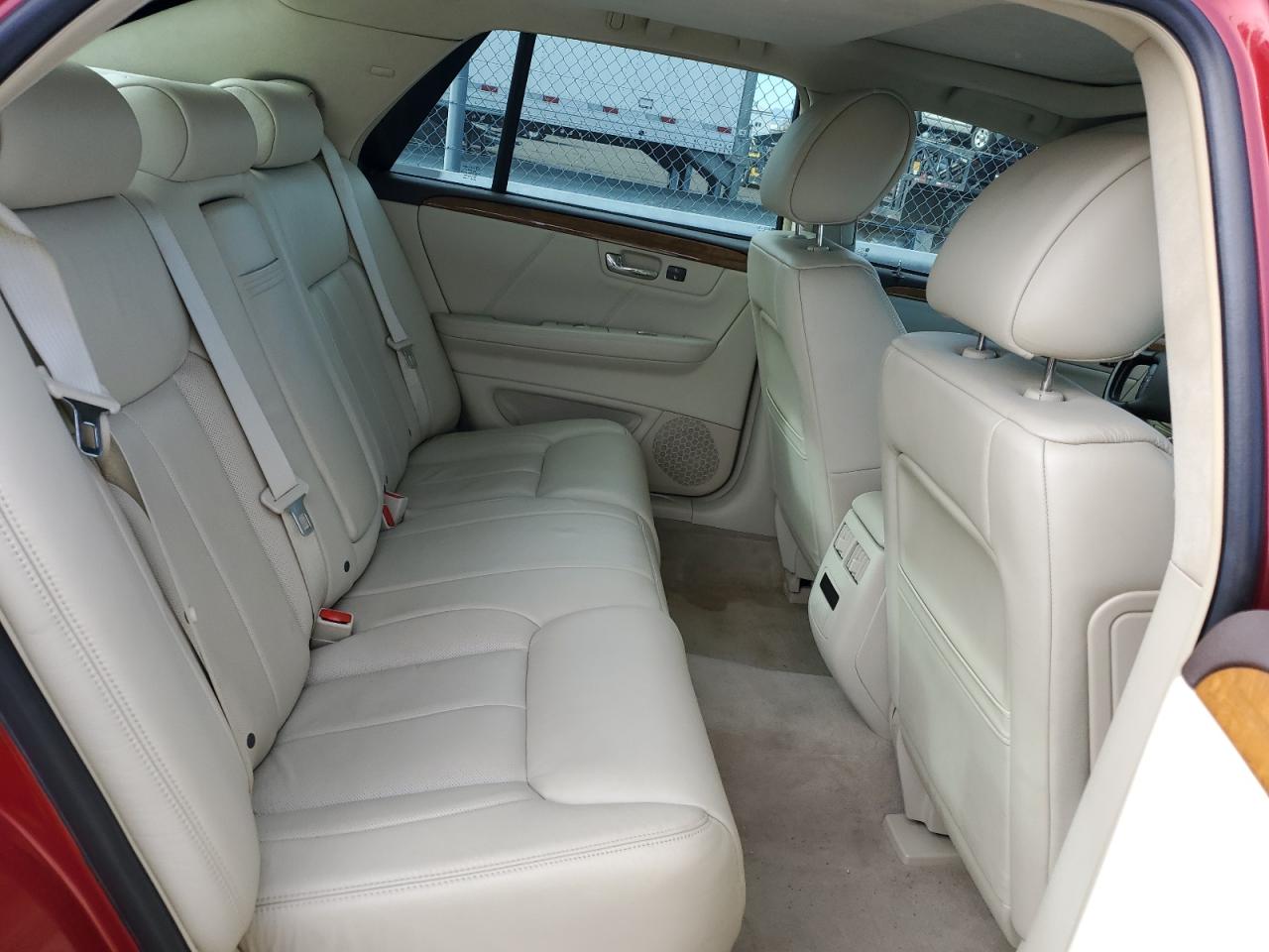 2011 Cadillac DTS - Image 10