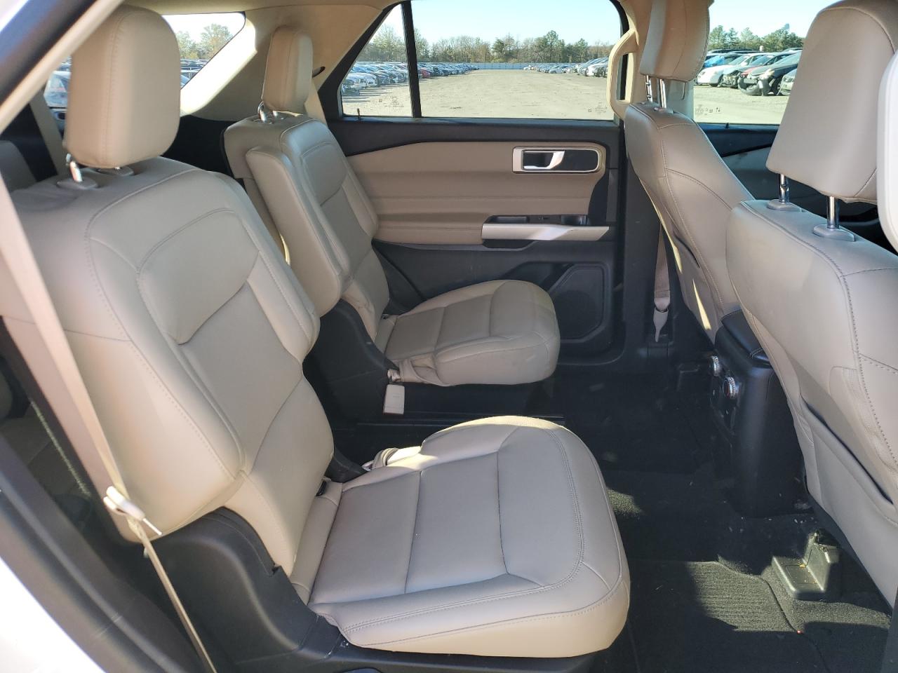 2022 Ford Explorer - Image 11