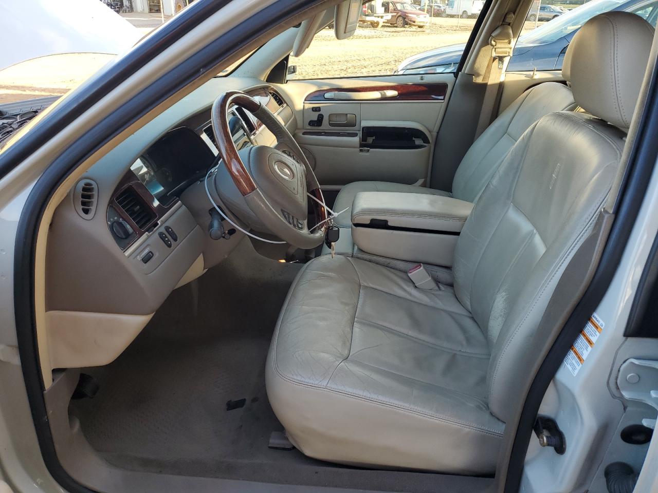 2004 Lincoln Town Car - Image 7