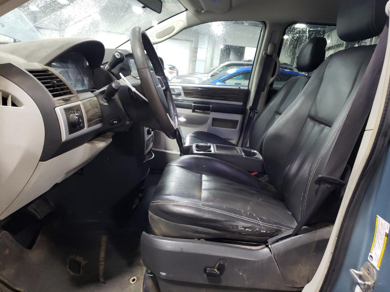 2010 Chrysler Town & Country - Image 7
