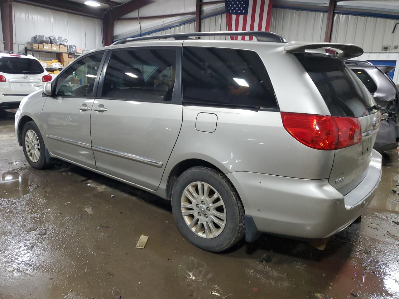 2010 Toyota Sienna - Image 2