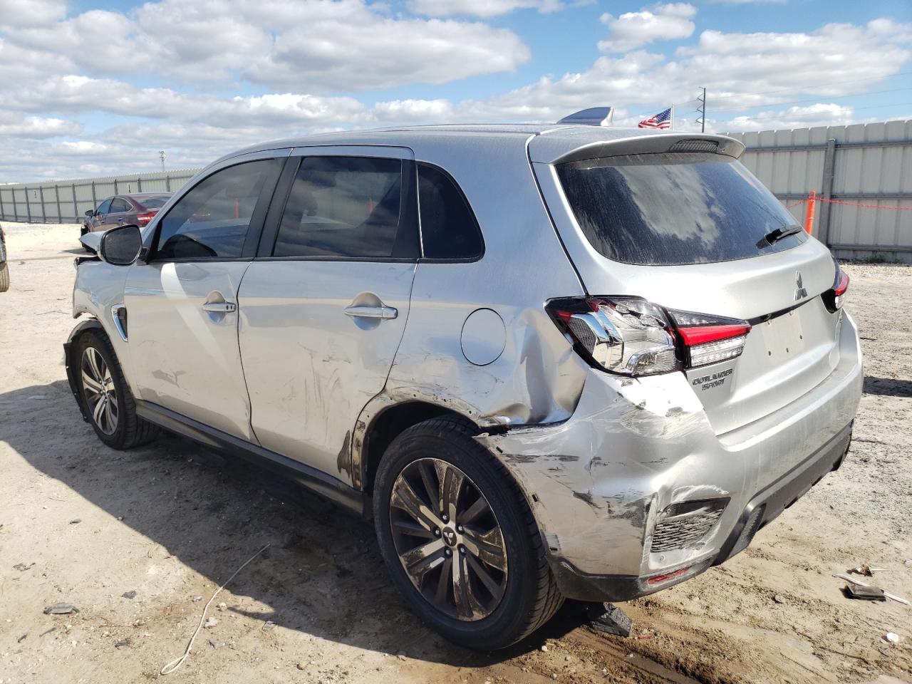 2020 Mitsubishi Outlander - Image 2